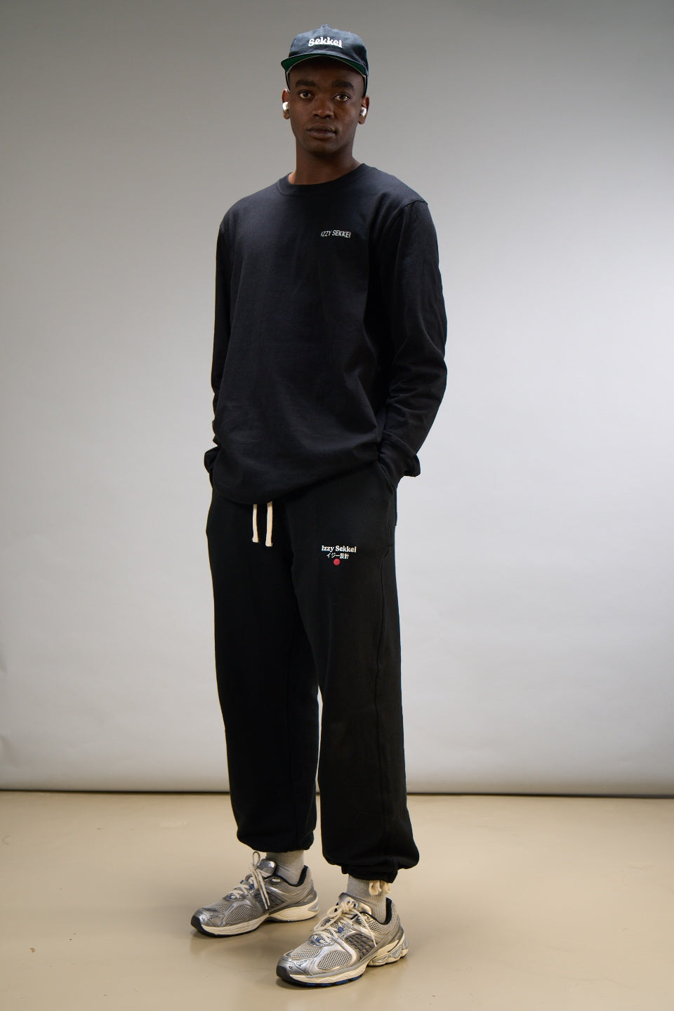 IZZY SEKKEI BLACK LOGO SWEATPANTS