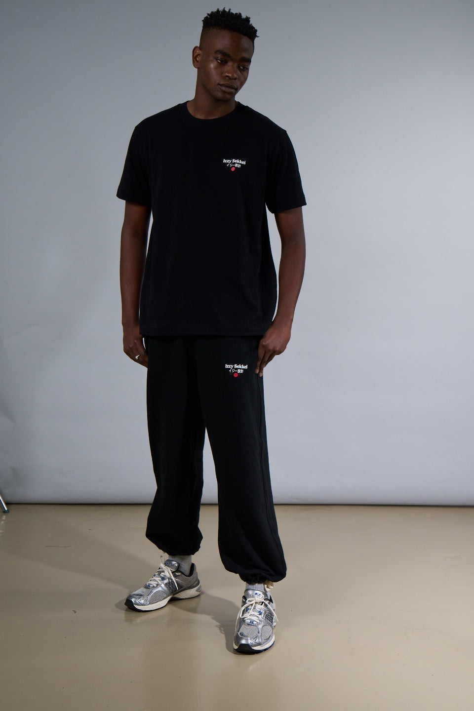 IZZY SEKKEI LOGO T-SHIRT