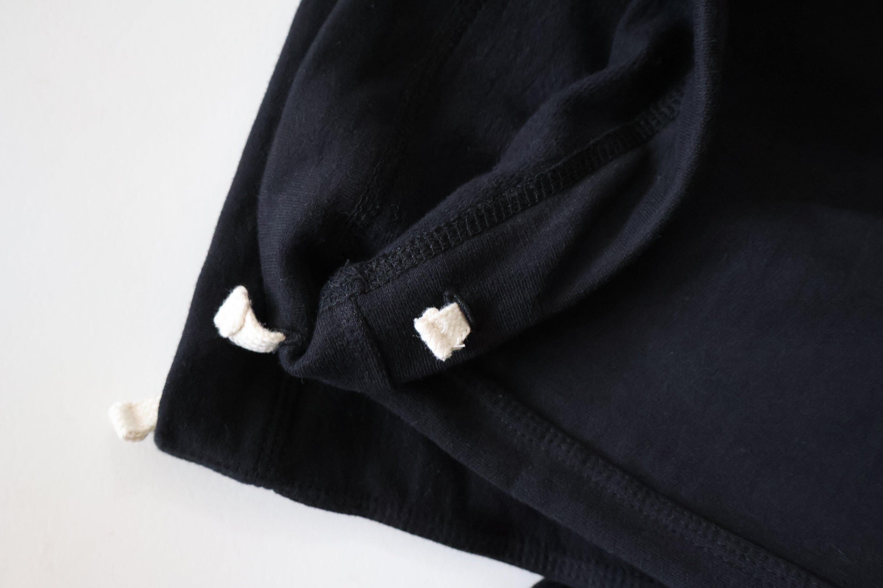 IZZY SEKKEI BLACK LOGO SWEATPANTS