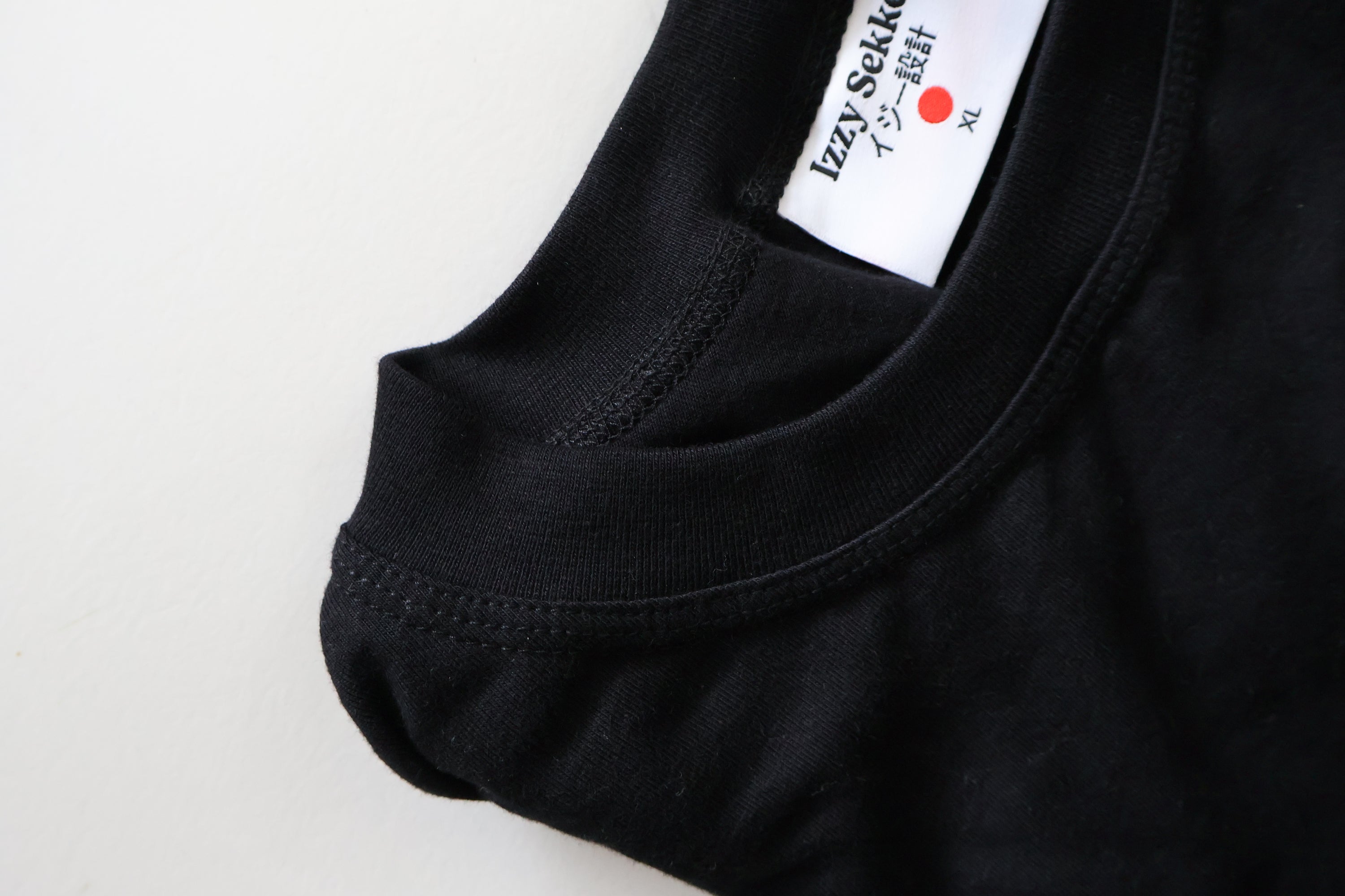 IZZY SEKKEI LOGO T-SHIRT