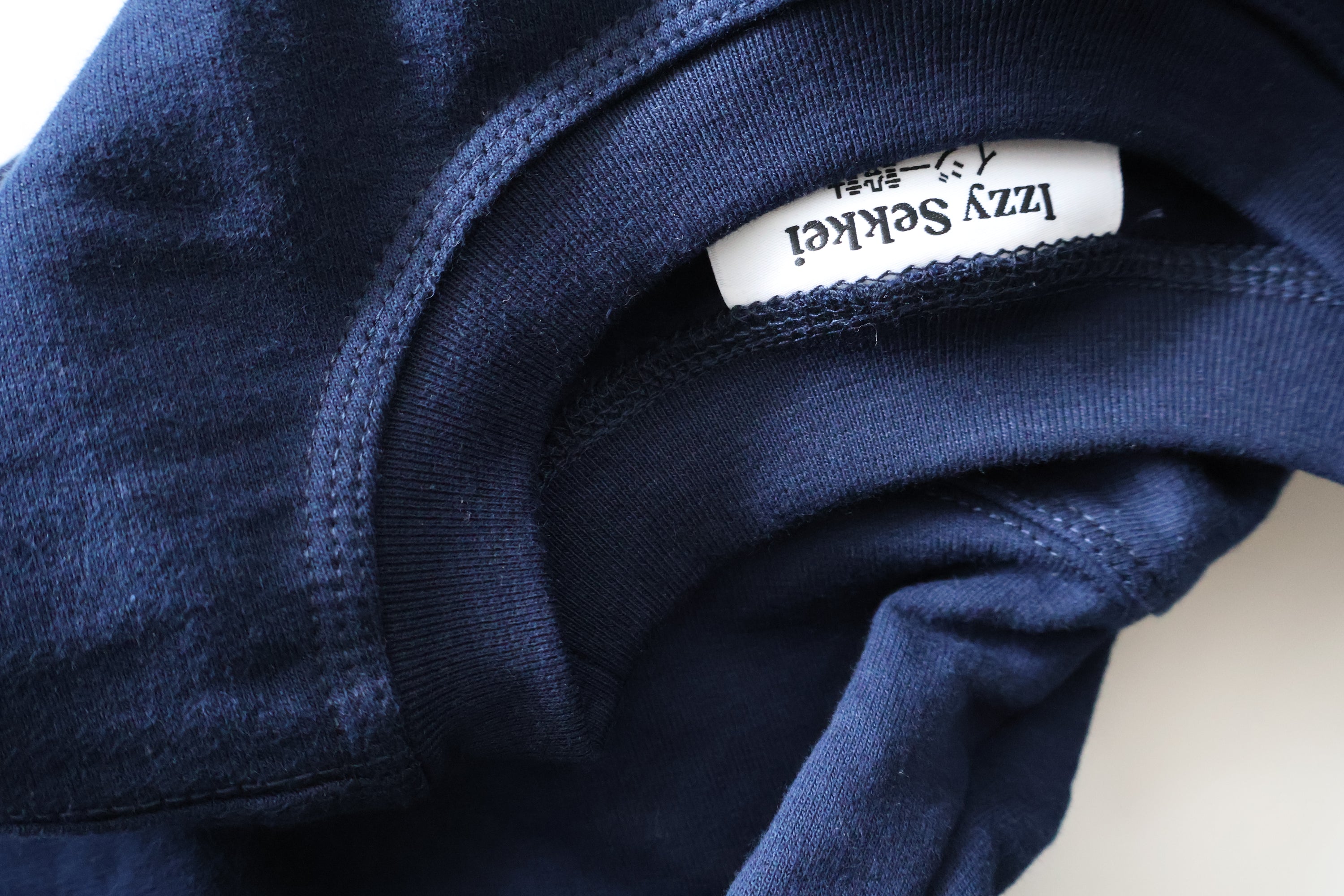 IZZY SEKKEI LOGO SWEATSHIRT