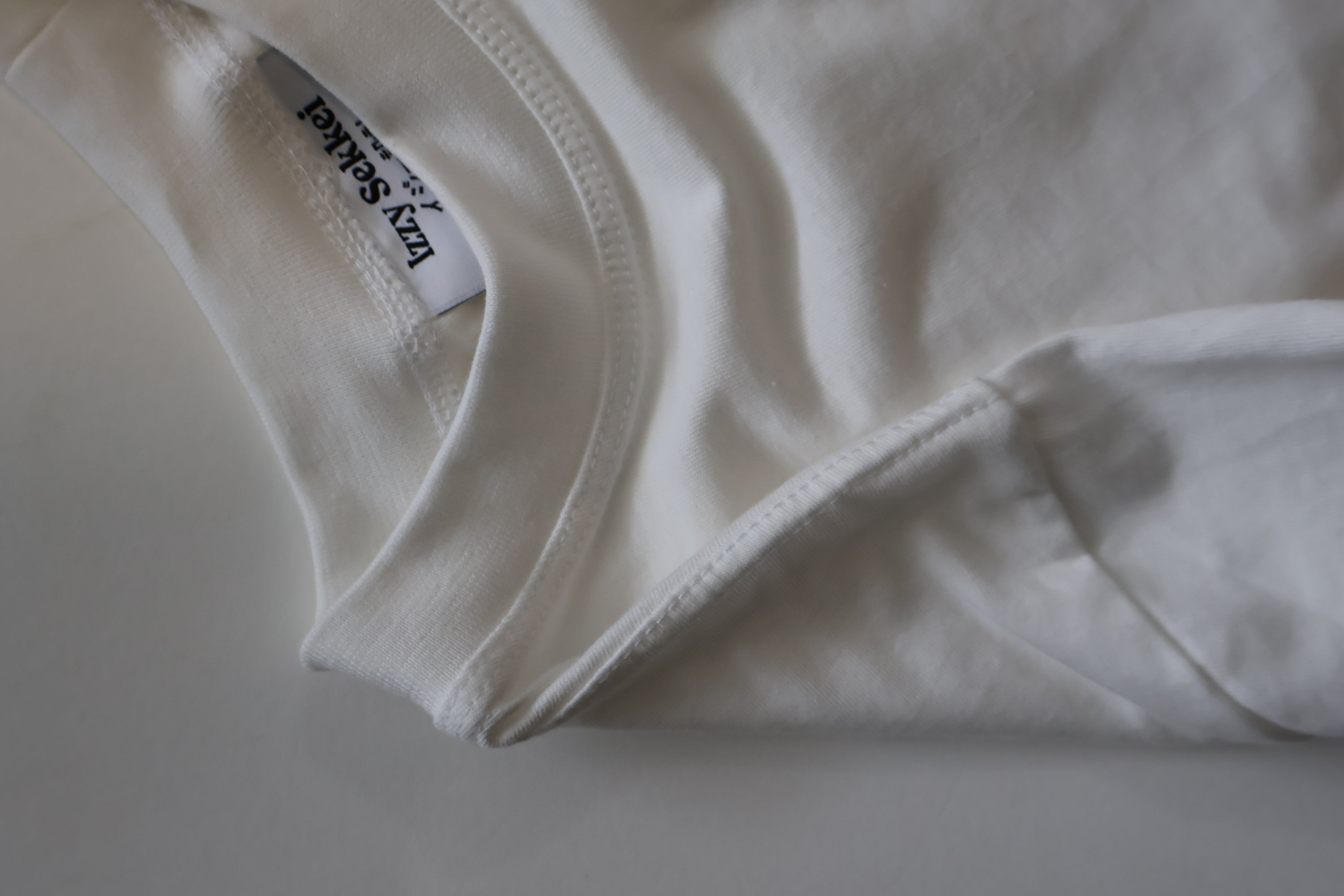IZZY SEKKEI LOGO T-SHIRT