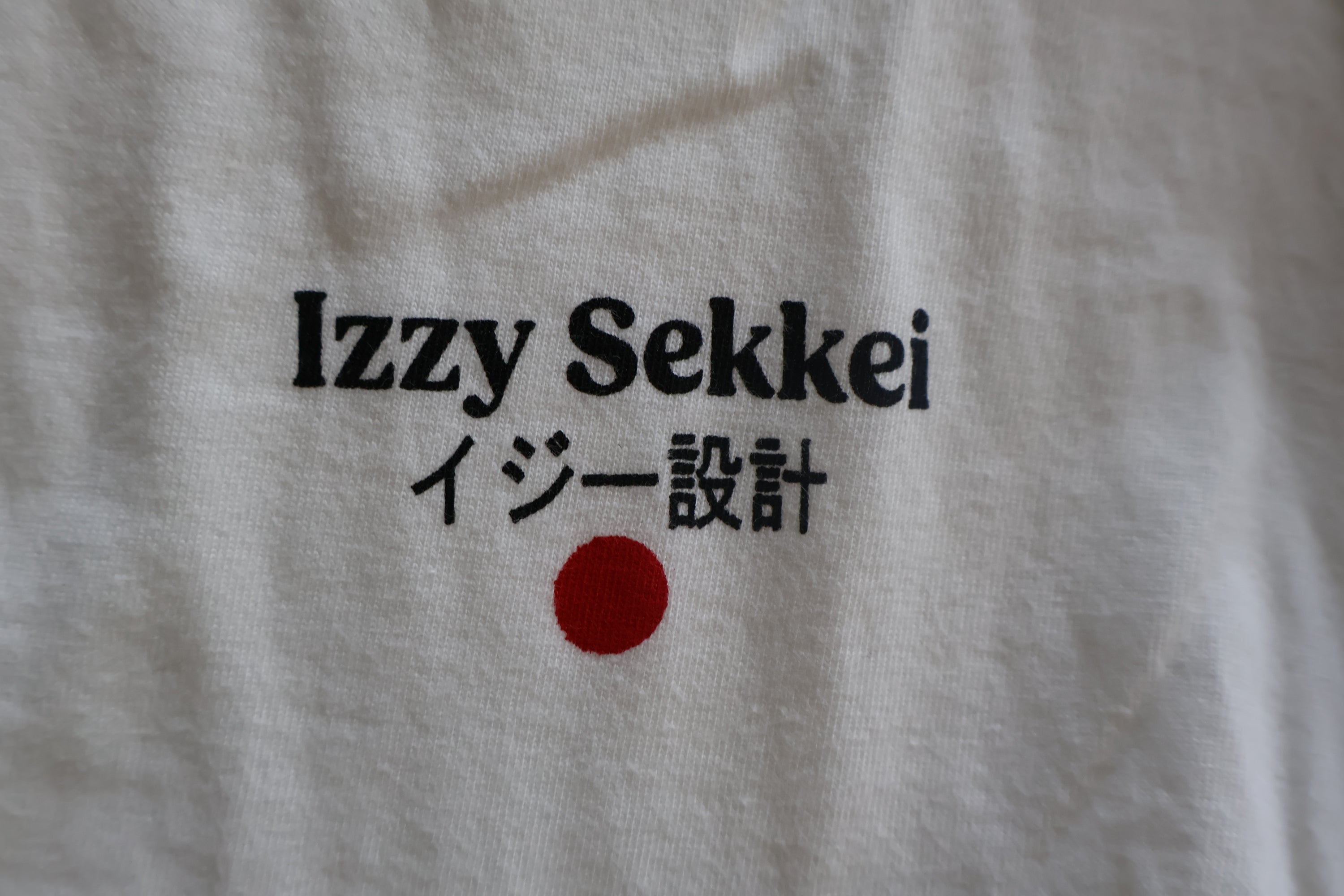IZZY SEKKEI LOGO T-SHIRT