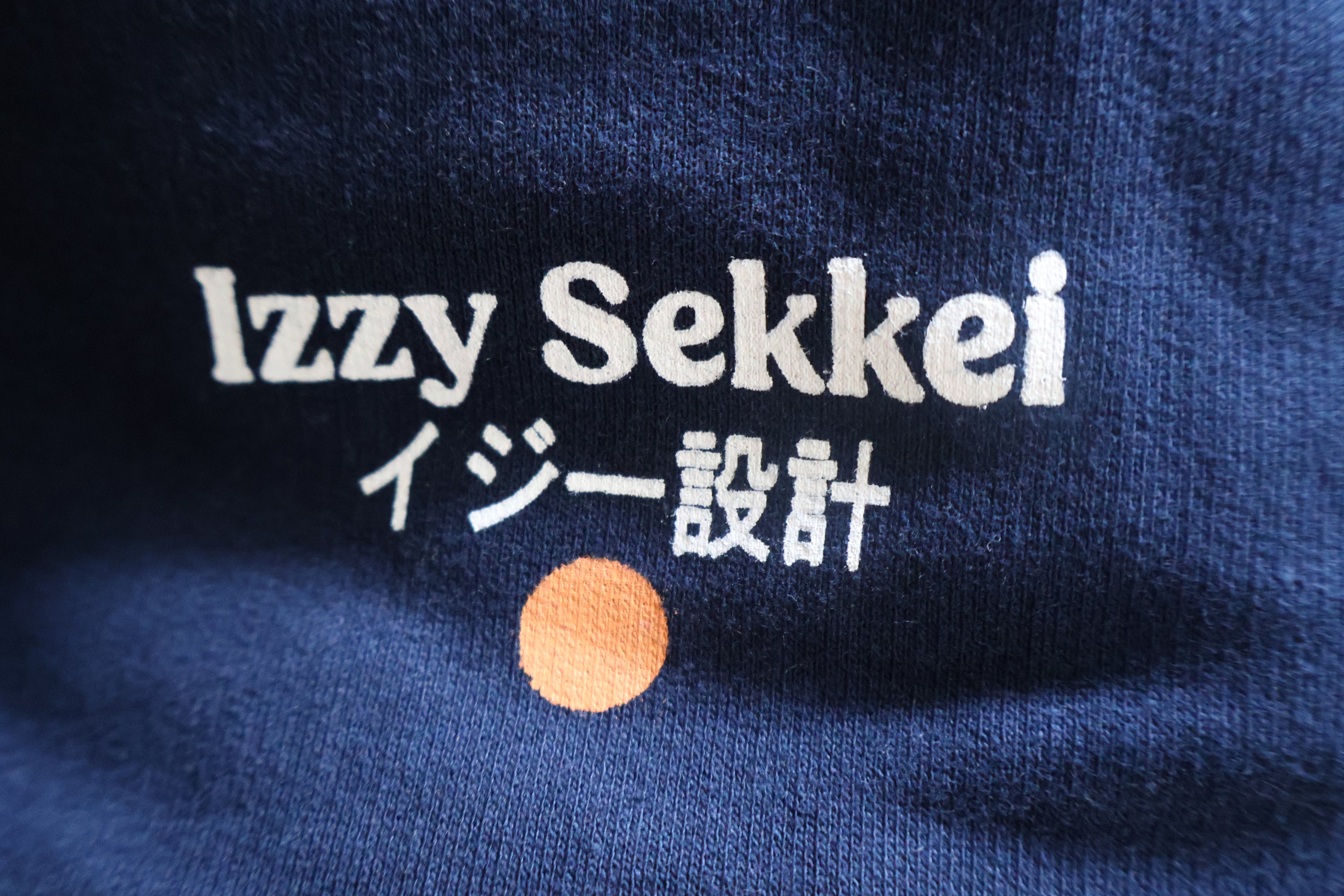 IZZY SEKKEI NAVY LOGO SWEATPANTS