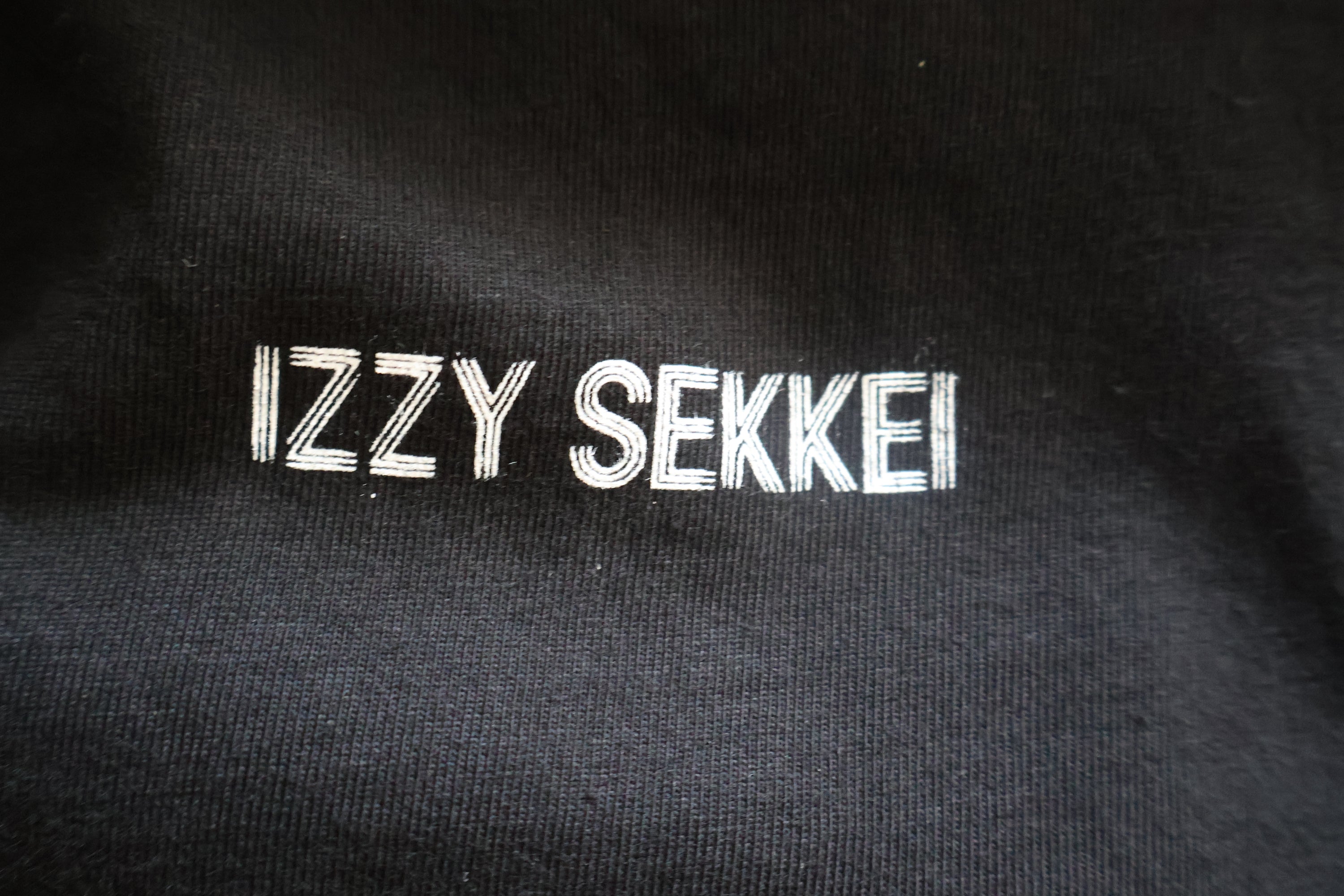 IZZY SEKKEI ATHLETICS LONG SLEEVE T-SHIRT