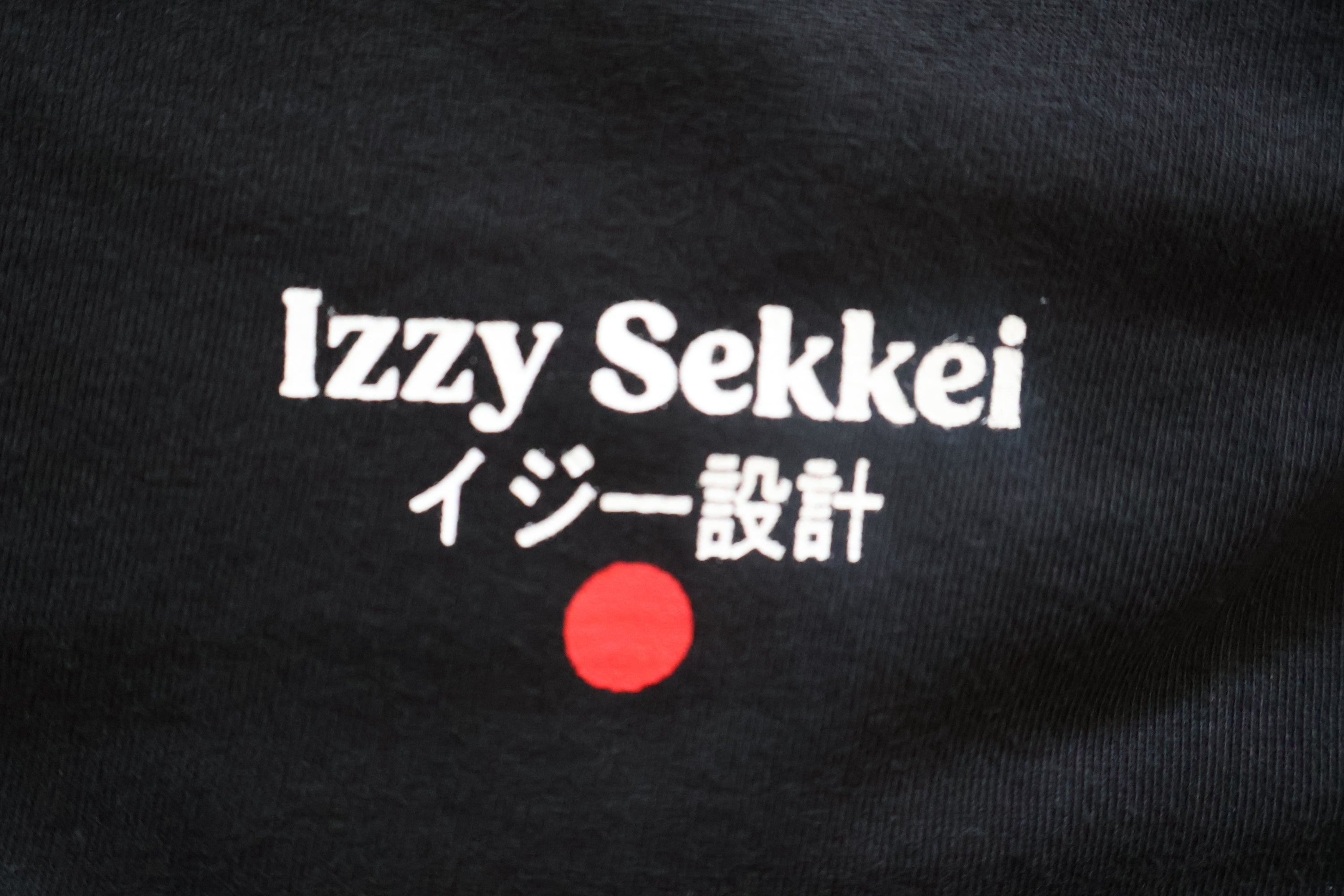 IZZY SEKKEI LOGO T-SHIRT