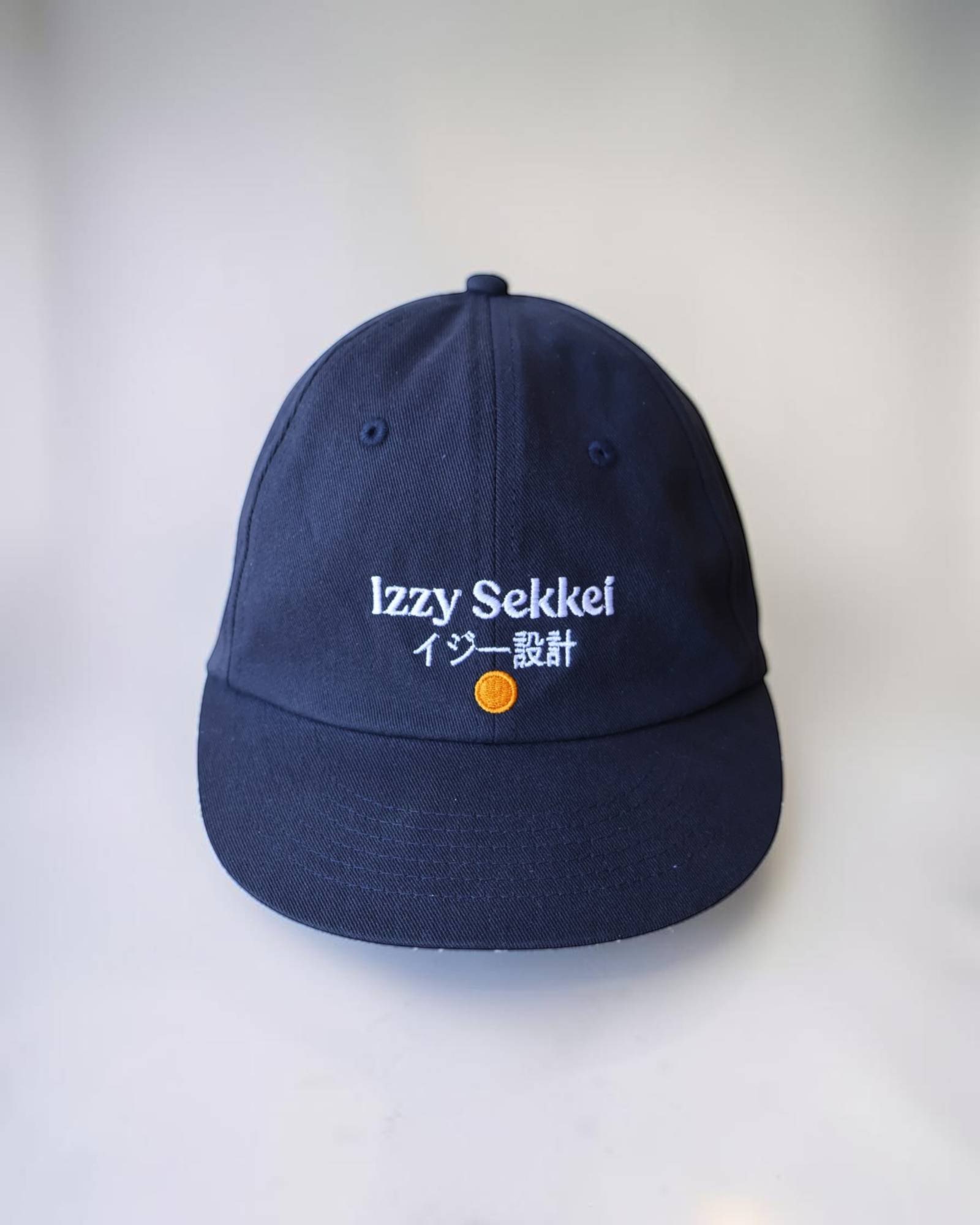 IZZY SEKKEI SHORT PEAK BASEBALL CAP - NAVY