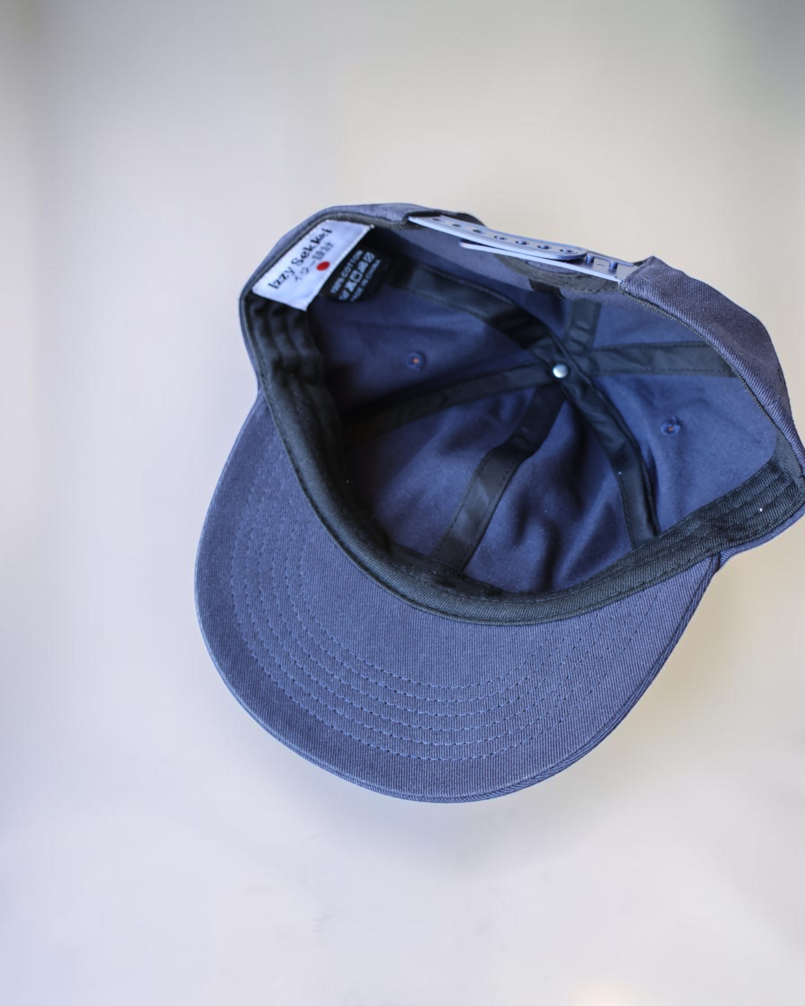 IZZY SEKKEI SHORT PEAK BASEBALL CAP - NAVY