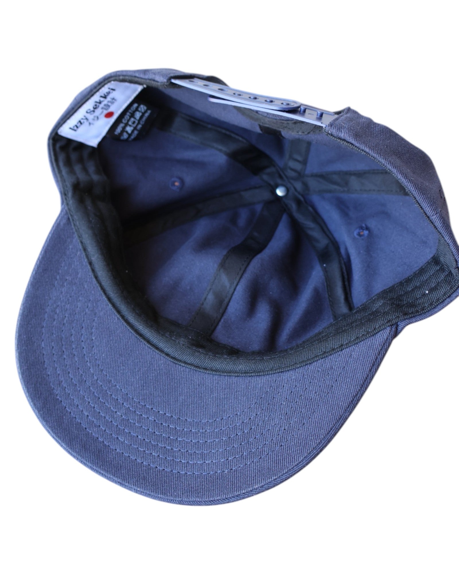 IZZY SEKKEI SHORT PEAK BASEBALL CAP - NAVY