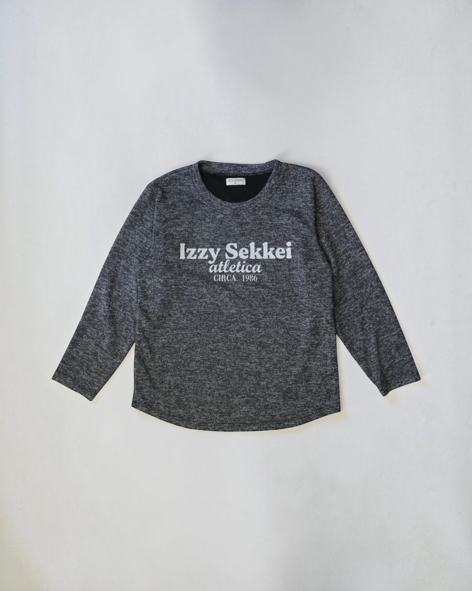 IZZY SEKKEI ATLETICA LONG SLEEVE T-SHIRT - CHARCOAL
