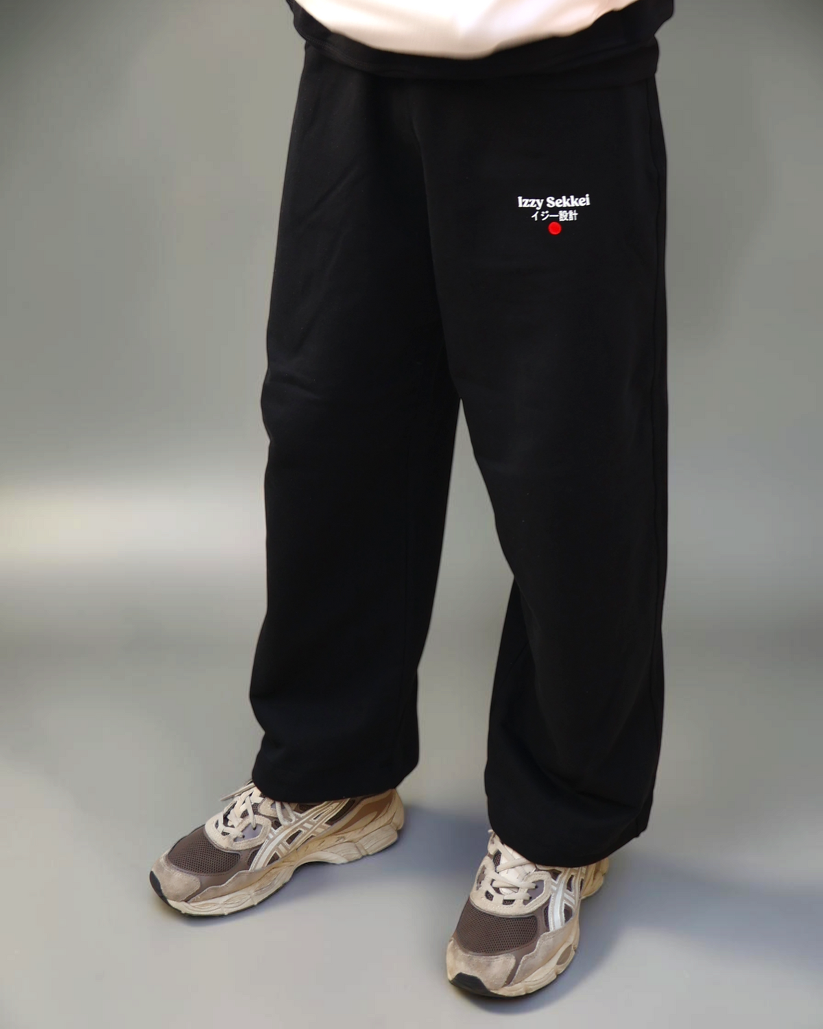 IZZY SEKKEI  LOGO SWEATPANTS - BLACK