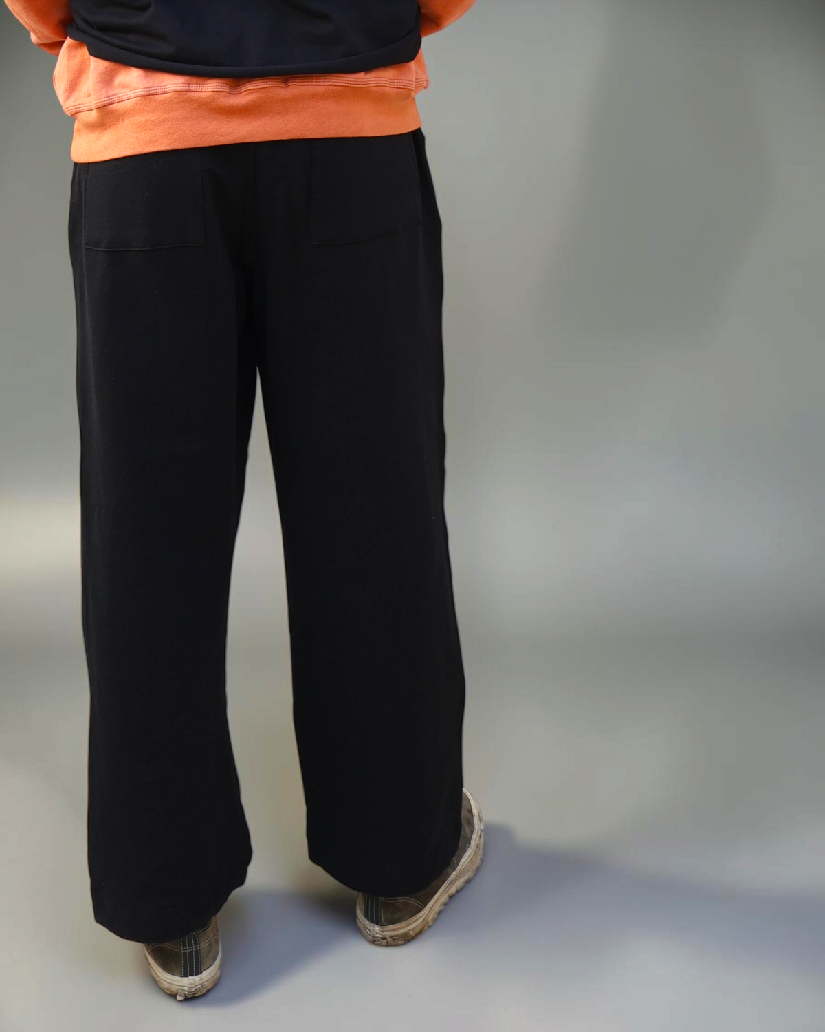 IZZY SEKKEI  LOGO SWEATPANTS - BLACK