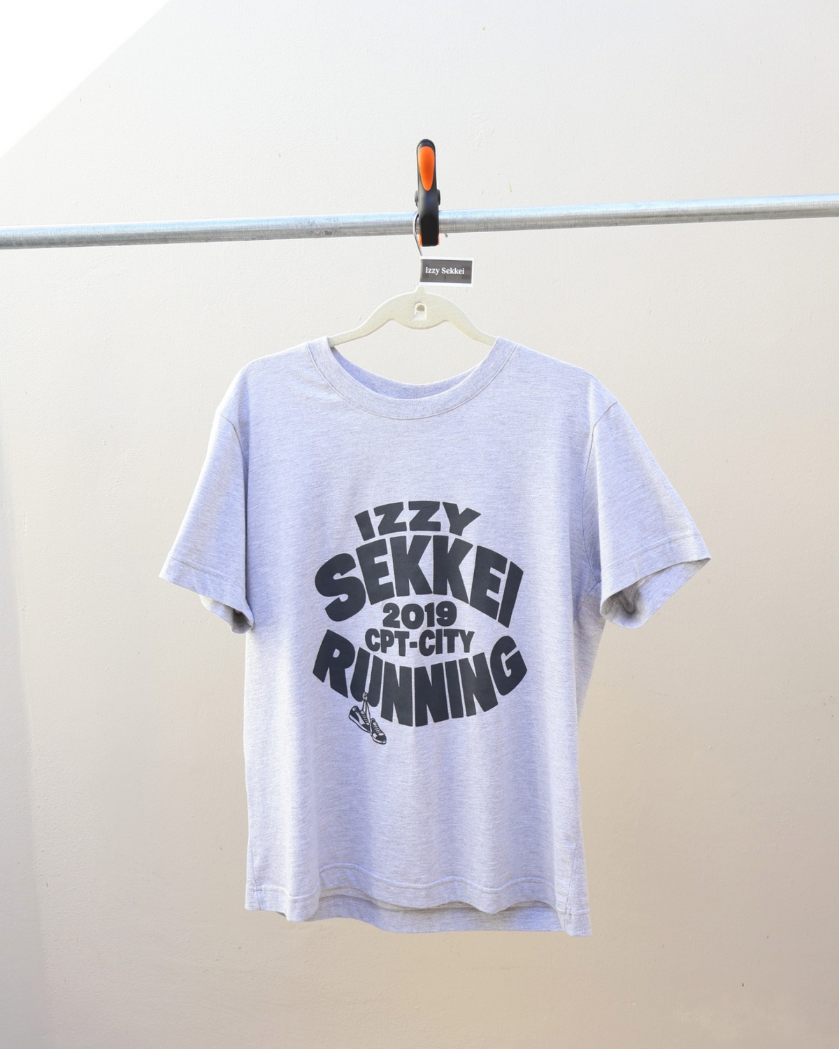 IZZY SEKKEI RUNNING T-SHIRT
