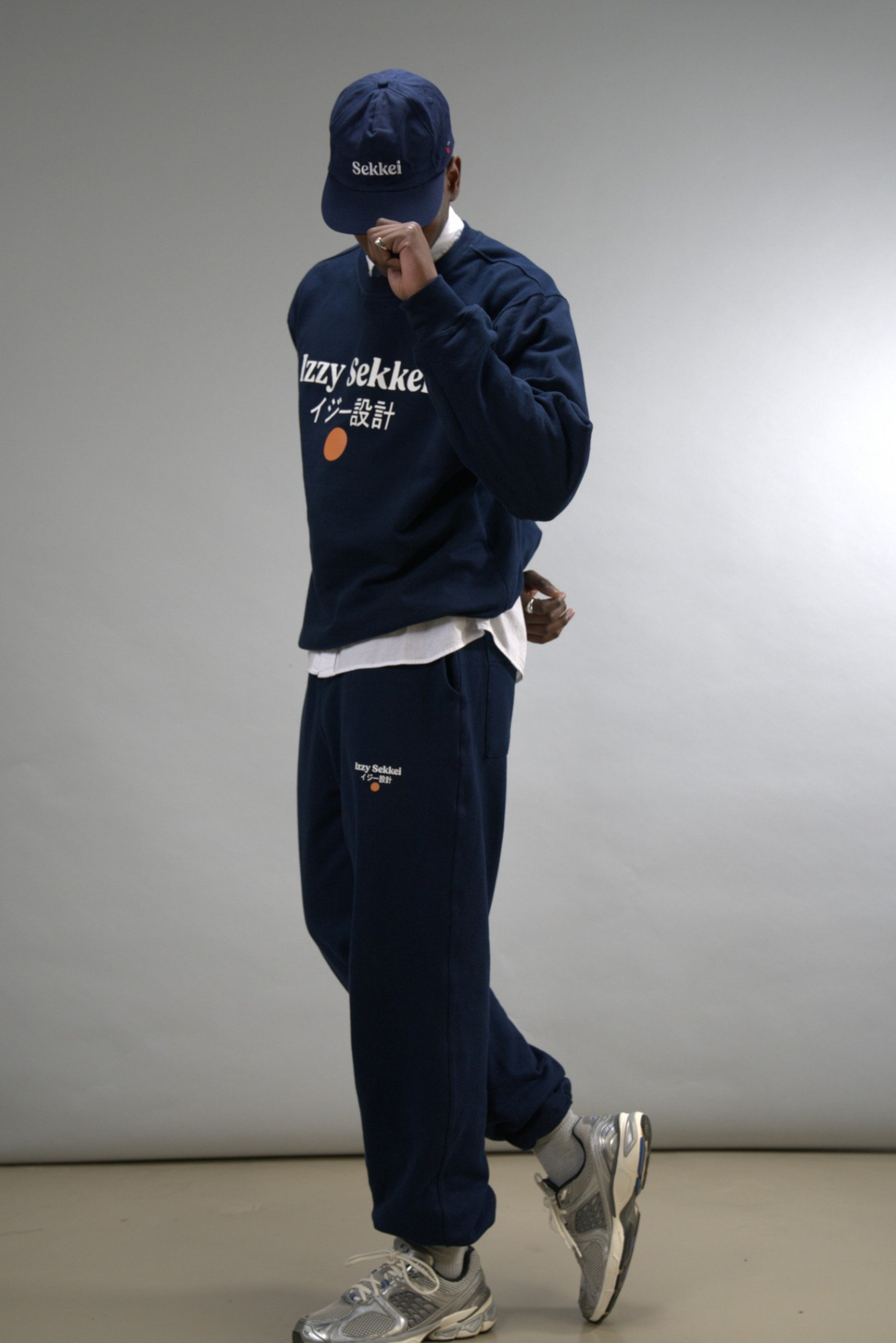 IZZY SEKKEI NAVY LOGO SWEATPANTS