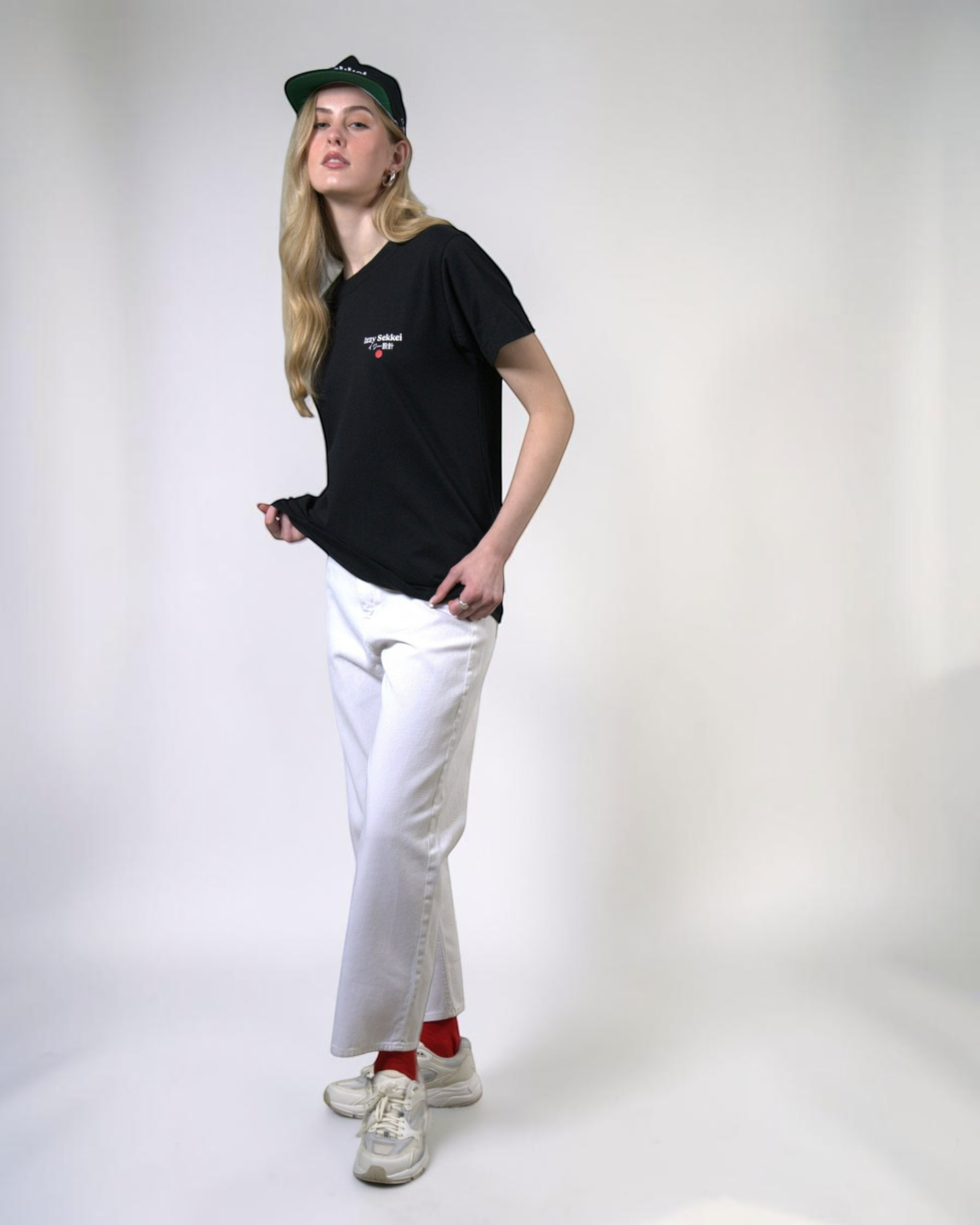 IZZY SEKKEI LOGO T-SHIRT - BLACK