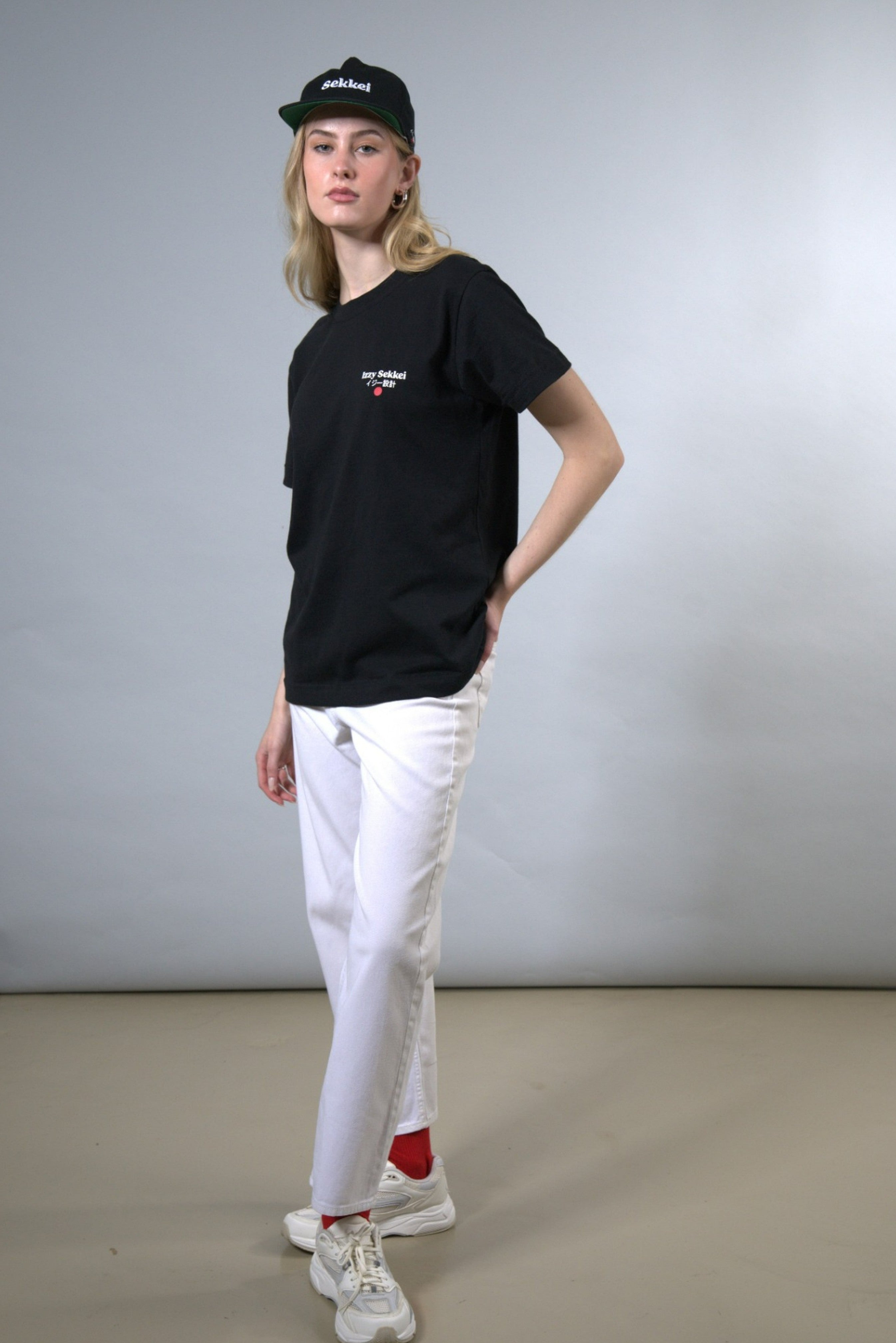 IZZY SEKKEI LOGO T-SHIRT